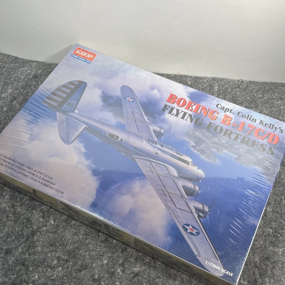 NEW Academy 1/72 Captain Colin Kelly’s Boeing B-17C/D Flying Fortress Model Kit - Picture 3 of 8